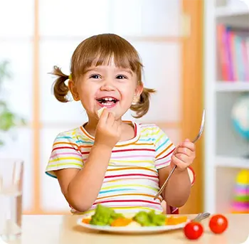 Imagen de una niña comiendo